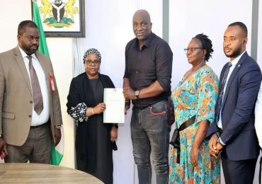 EFCC HANDS OVER PROPERTIES RECOVERED FROM A FAKE SPIRITUALIST BACK TO  FRAUD VICTIMS IN  IBADAN