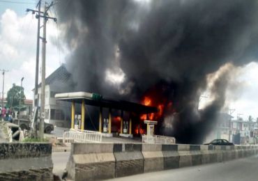 Breaking News: Fire Guts Petrol Station In Lagos